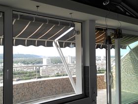 Маркиза на балкон с датчиком ветра
