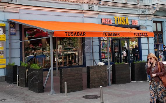 Солнцезащитный тканевый навес Patio для караоке-бара "Tusa Bar"