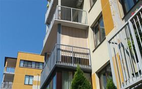 Монтаж вертикальных маркиз на балкон